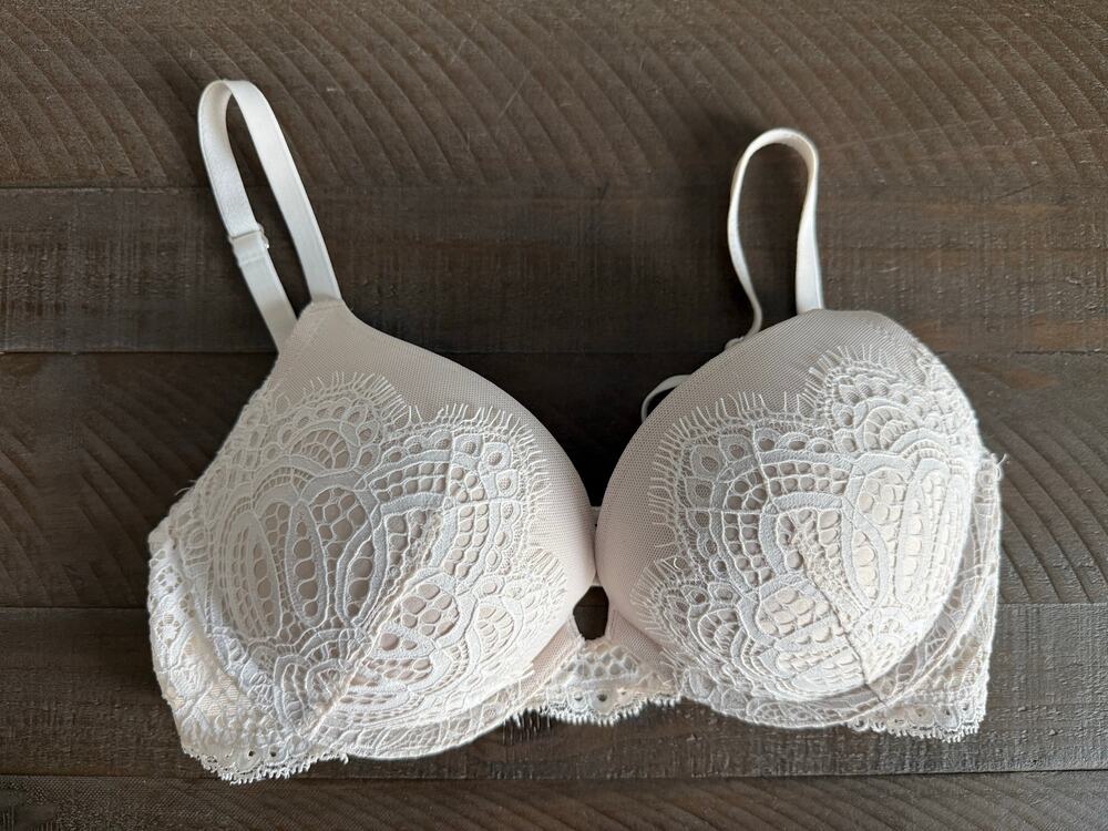 Victoria's Secret Lace Push Up Bra 32C Padded Underwire Cream Girly Intimates